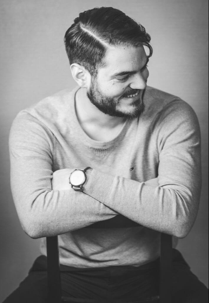 Portraitfotoshooting auf dem stuhl sitzend in schwarz weiß in hannover | Portrait Fotograf Hannover Stefffa Fotografie