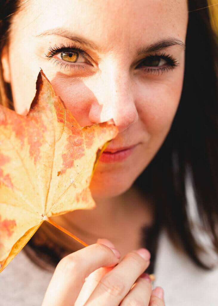 herbstliches portraitfotoshooting in hannover mit blatt vor dem Auge | Portrait Fotograf Hannover Stefffa Fotografie