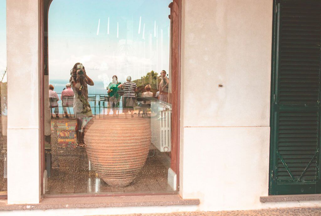 Fotografierende Frau im Monte Palace in Funchal auf Madeira