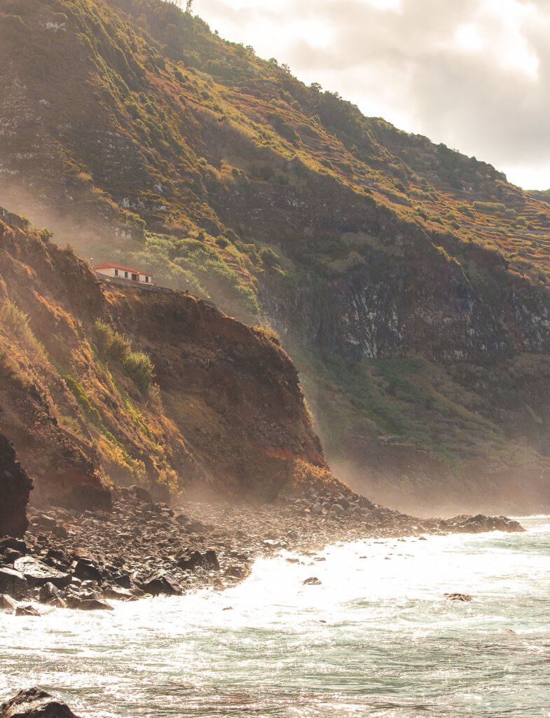Haus auf einem Berg in Porto Moniz, Madeira
