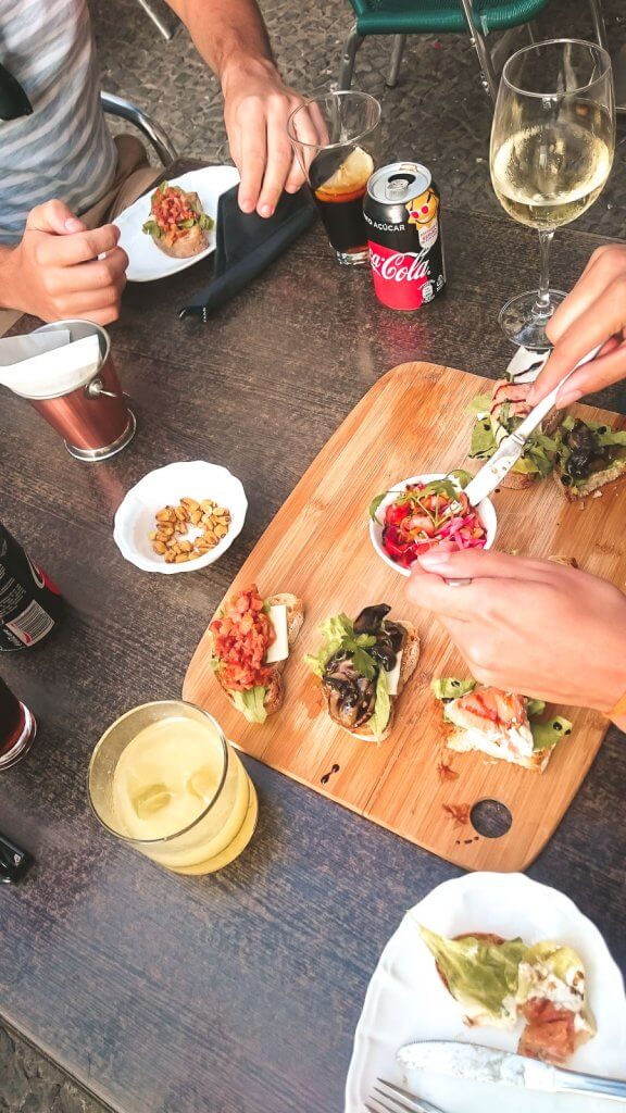 Tapas auf einem Brett auf Madeira