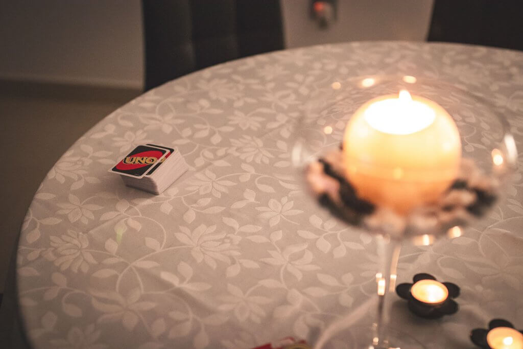 Uno im Kerzenschein