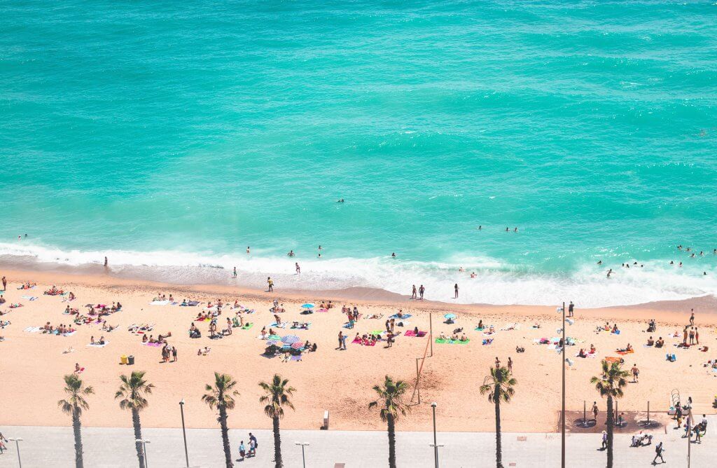Blick von oben auf den Strand von Barcelona