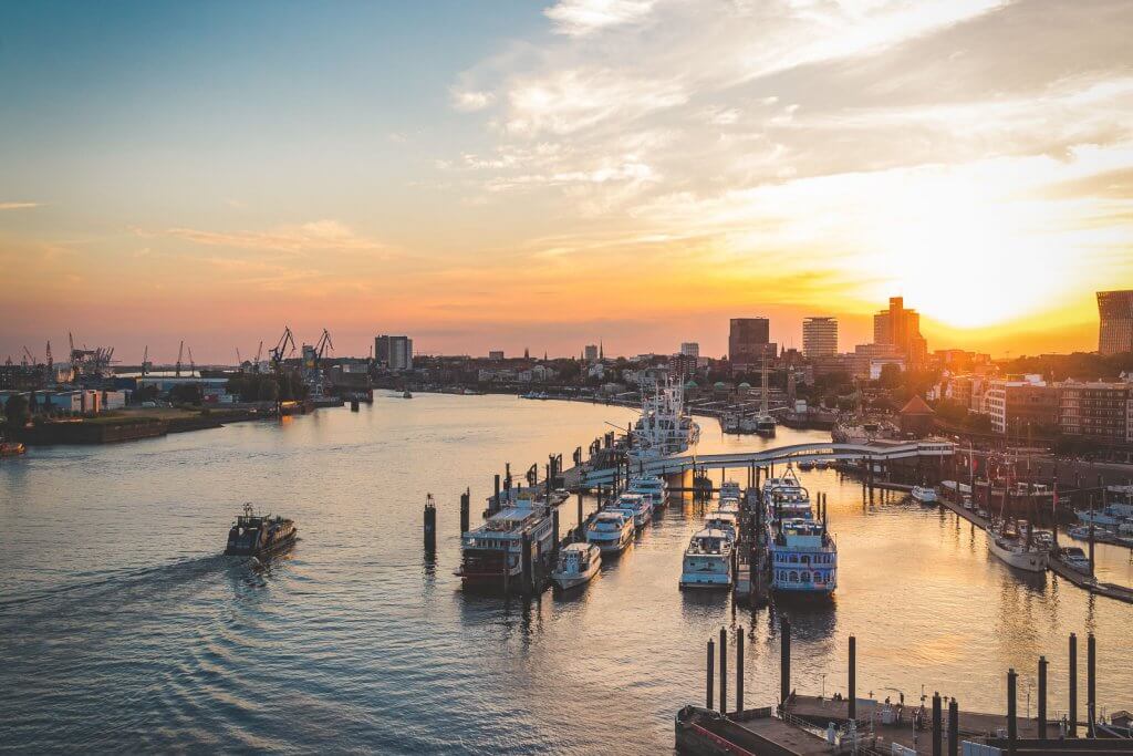 Sonnenuntergang von der Elphi mit Blick auf den Hafen in Hamburg