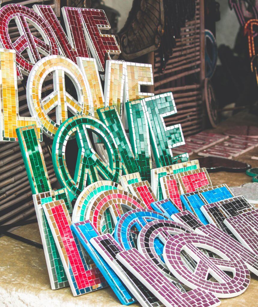 Lovesign auf dem Hippiemarkt auf Ibiza