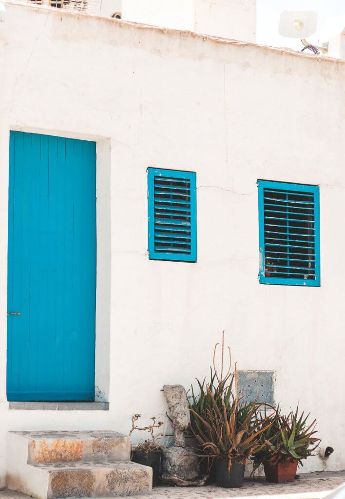 Weißes Haus mit blauen Türen auf Ibiza