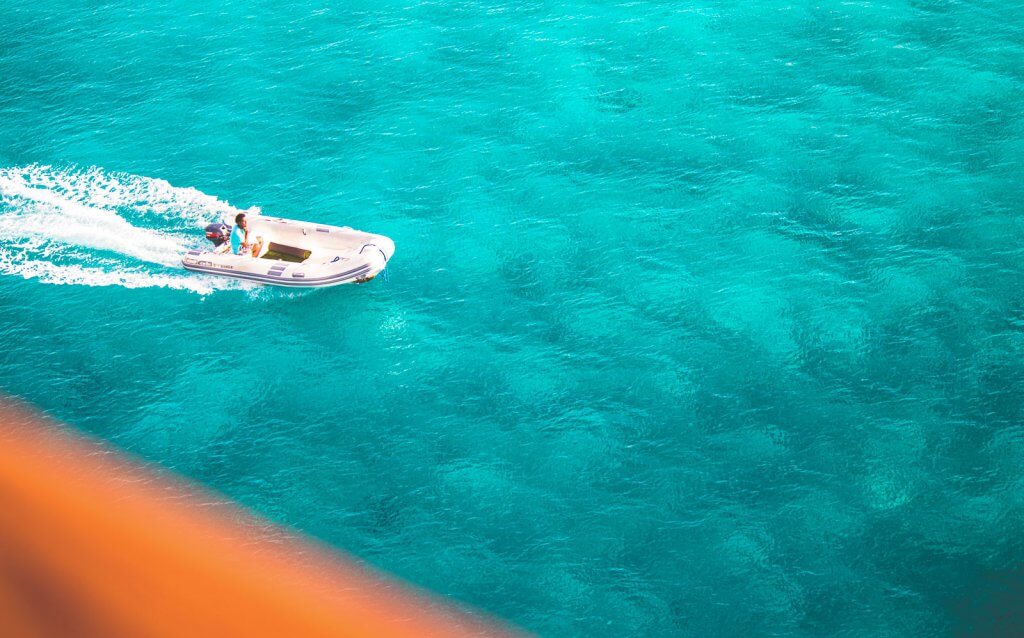 Kleines Boot auf Bonaire in der Karibik
