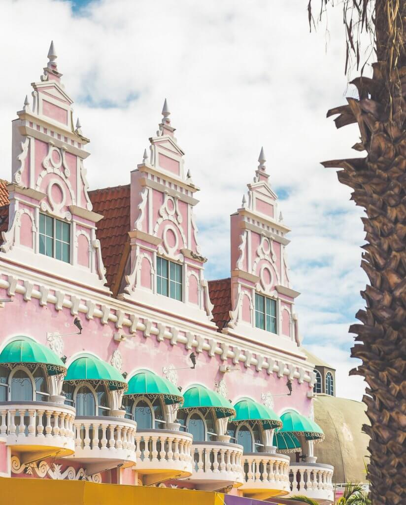 Hausfassade auf Aruba in der Karibik