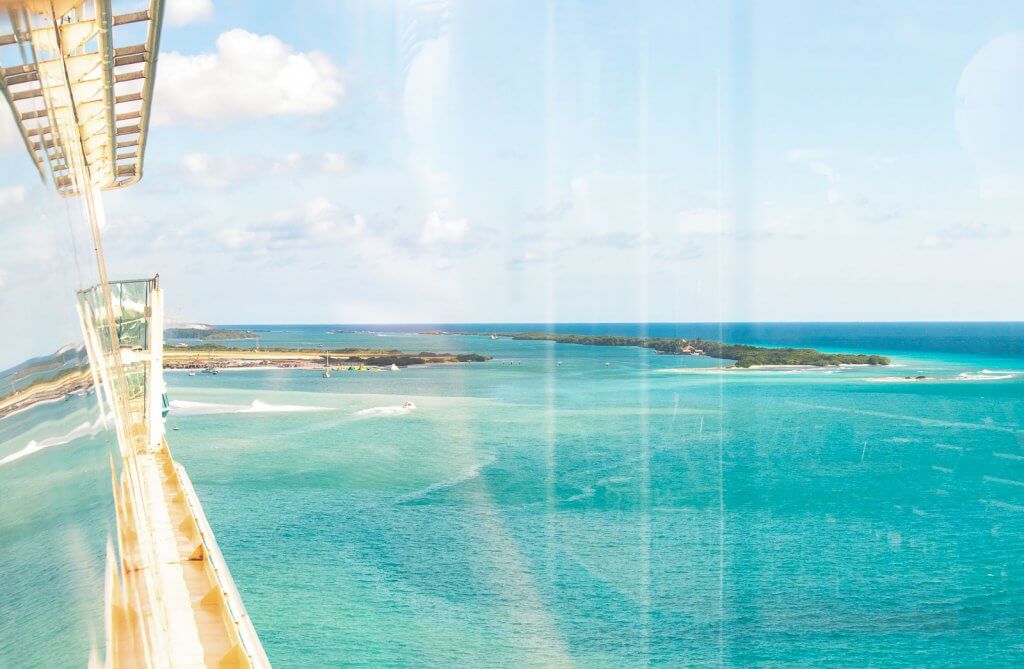Spiegelung Kreuzfahrtschiff auf Aruba in der Karibik