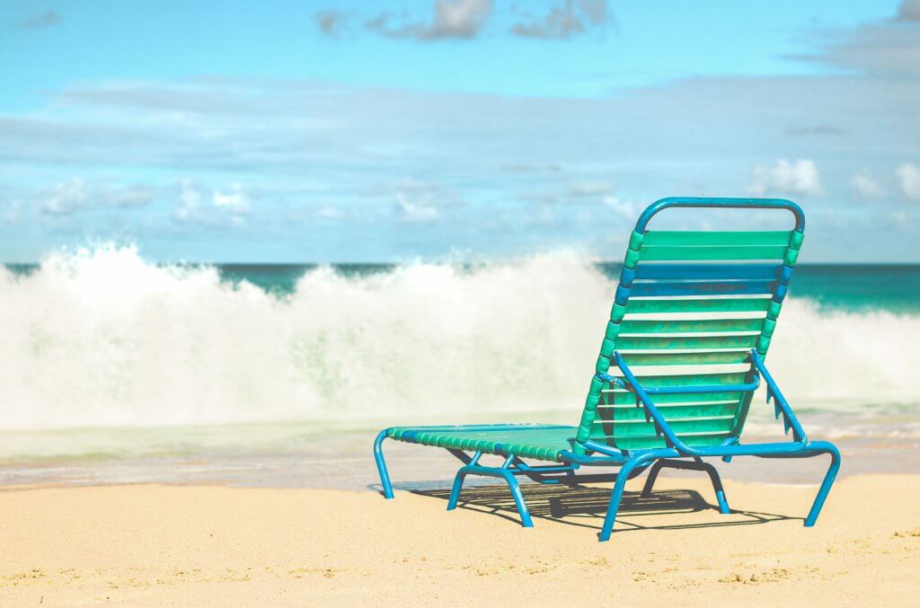 Strandliege am Eagle Beach auf Aruba in der Karibik