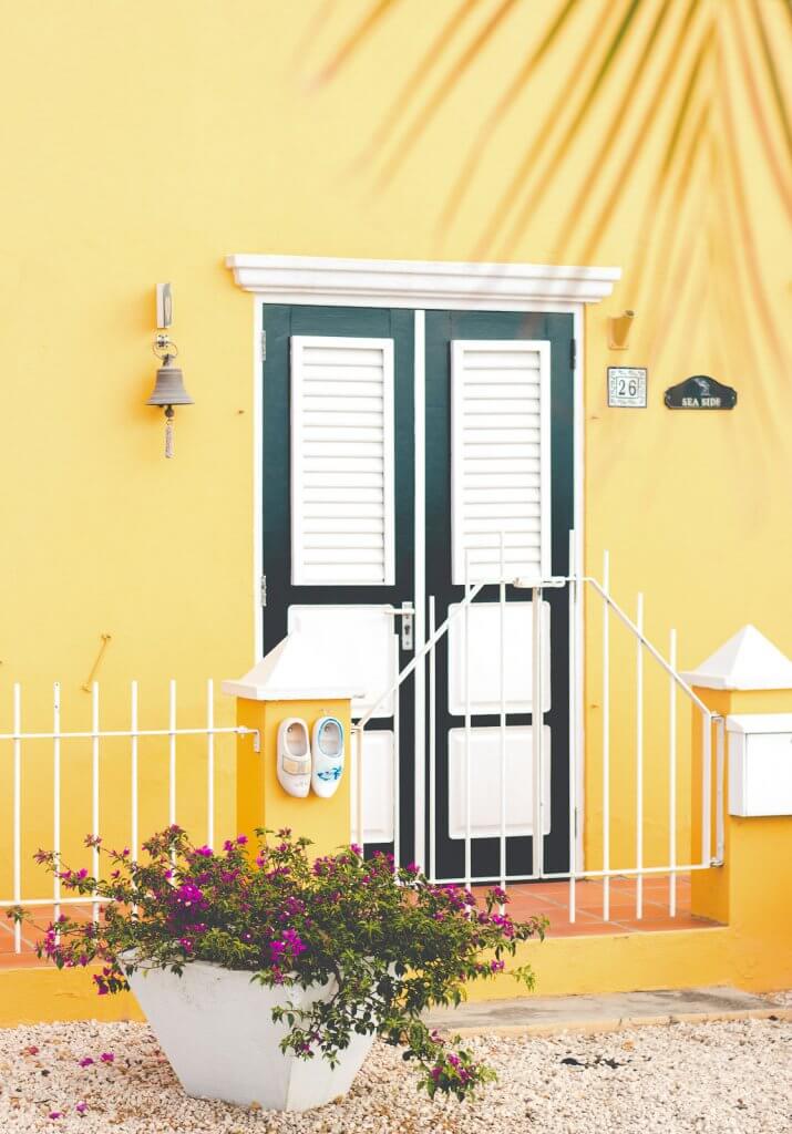 Türkise Hausfassade auf Bonaire in der Karibik