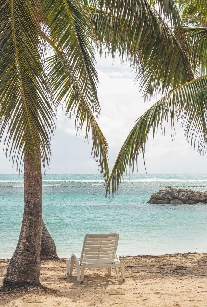 Liege am Strand auf Guadeloupe in der Karibik