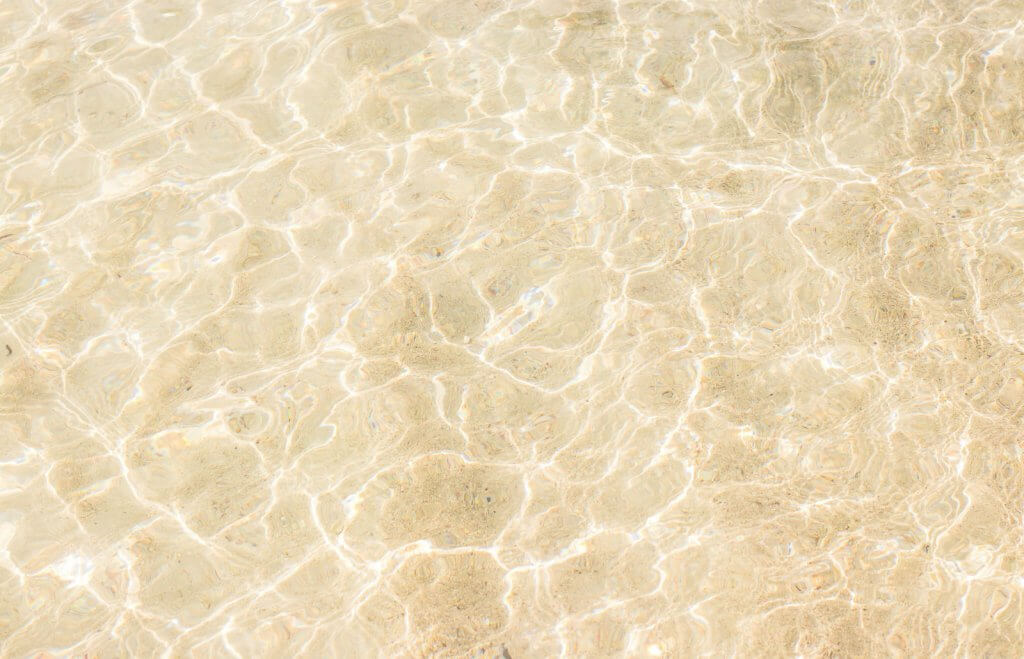 Glitzerndes Wasser auf Guadeloupe in der Karibik