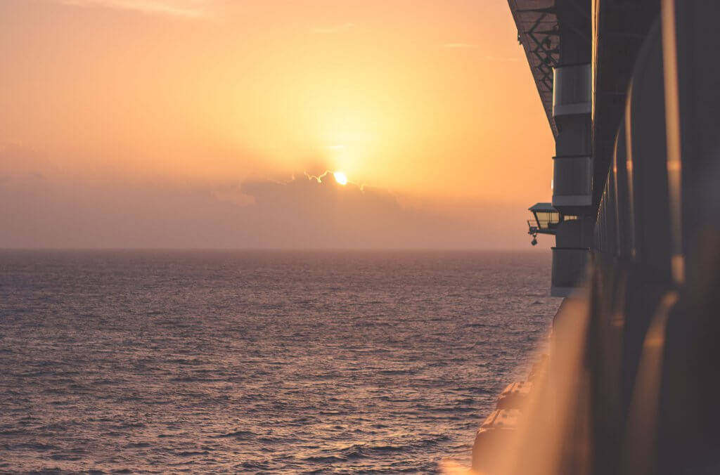 Sonnenaufgang auf dem Kreuzfahrtschiff in der Karibik