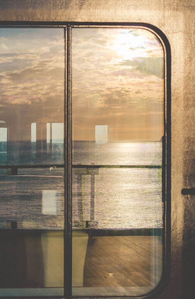 Meer spiegelt sich im Fenster auf Kreuzfahrt in der Karibik