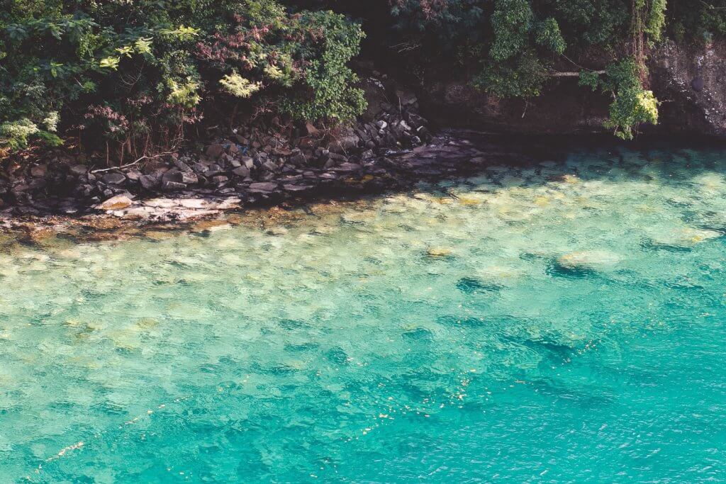 Türkis schimmerndes Wasser auf St. Vincent in der Karibik