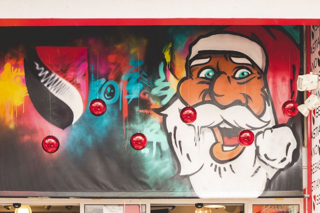 Weihnachtsdeko mit Kugeln und Weihnachtsmann auf Guadeloupe in der Karibik