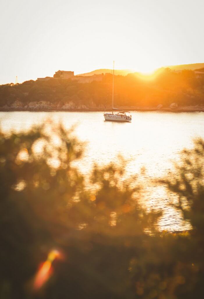 Segelboot im Sonnenuntergang auf Korsika