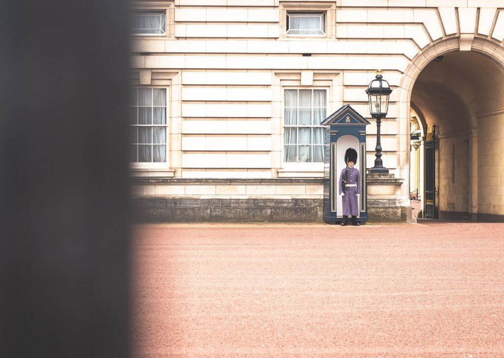 Wache am Buckingham Palace in London