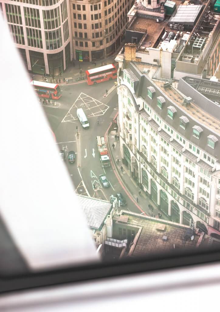 Straße mit roten Bussen in London
