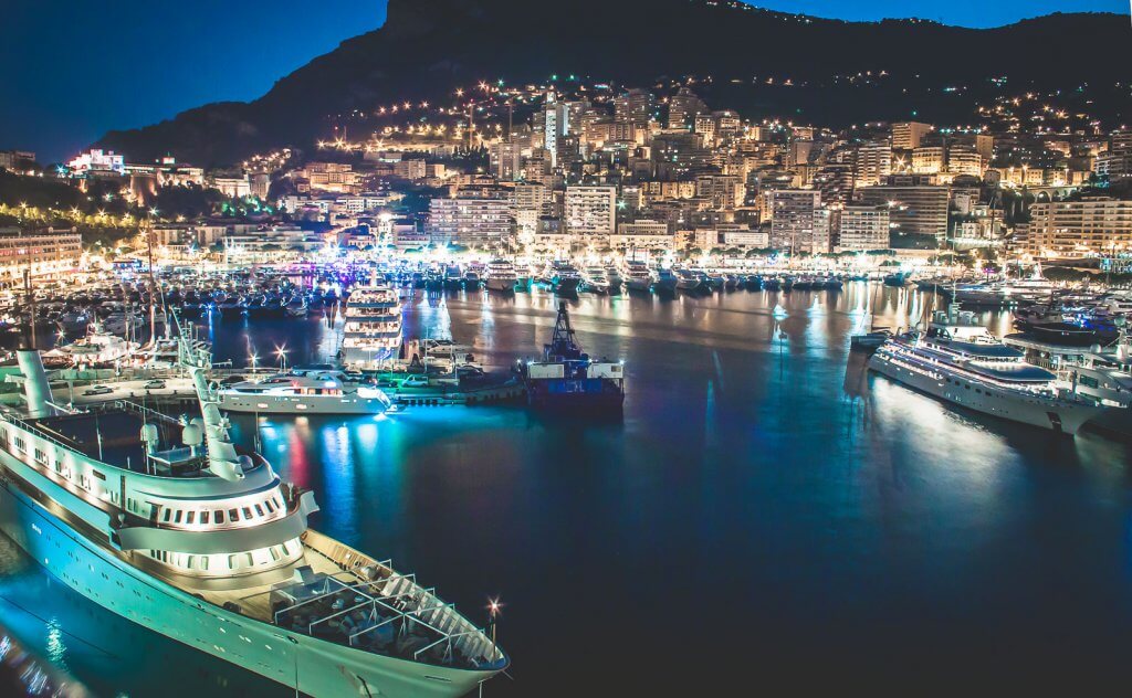 Hafen in Monaco bei Nacht