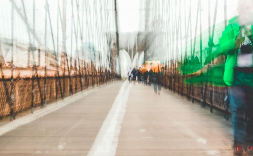 Langzeitbelichtung der Brooklyn Bridge in New York