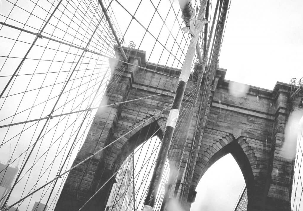Brooklyn Bridge im Regen in New York