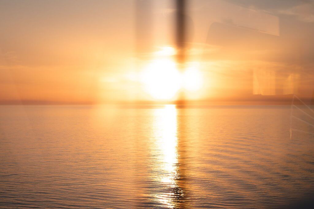 Sonnenuntergang auf Kreuzfahrtschiff