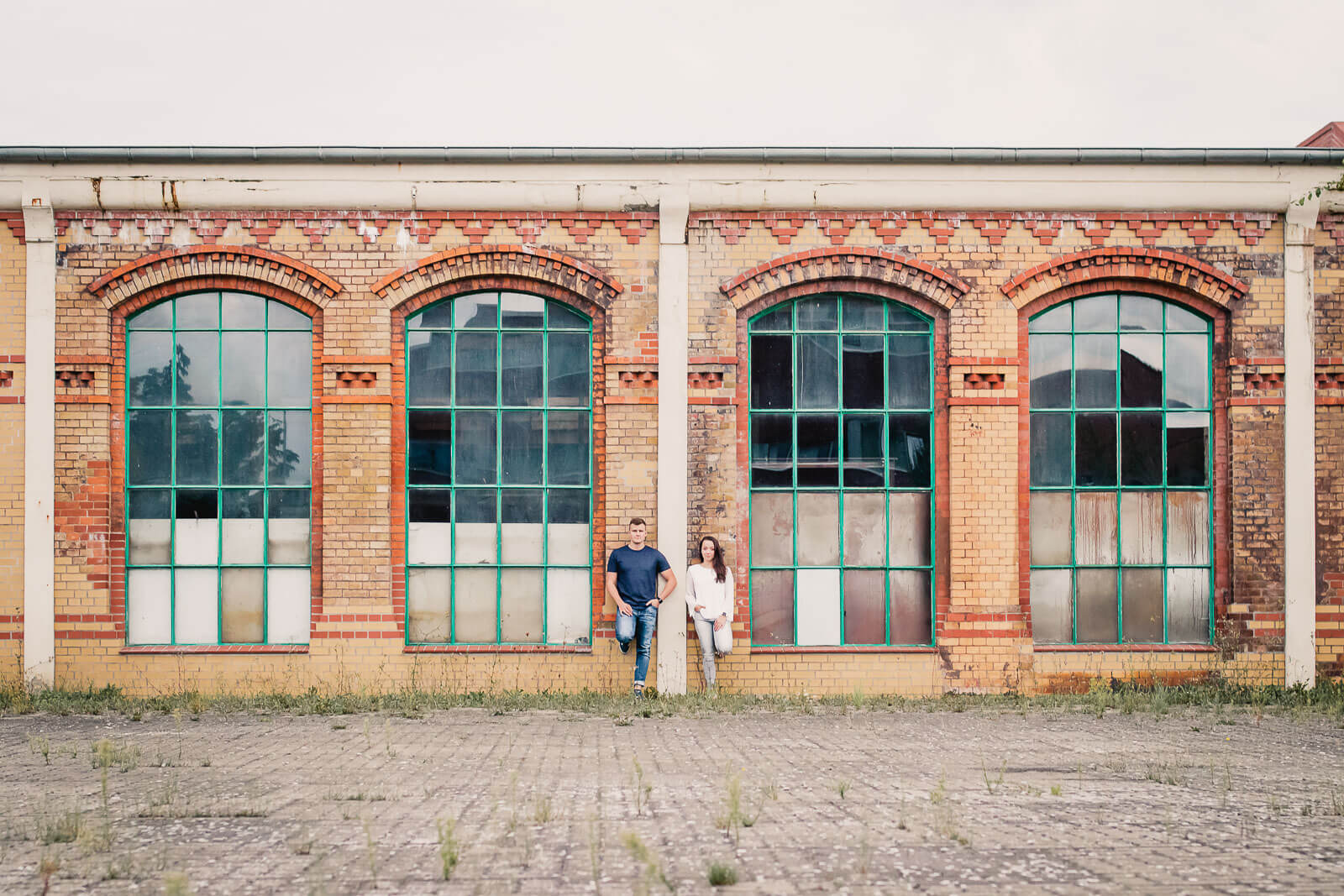 Paar vor Industriehalle  | Couple Paar Fotoshooting Hannover Stefffa Fotografie