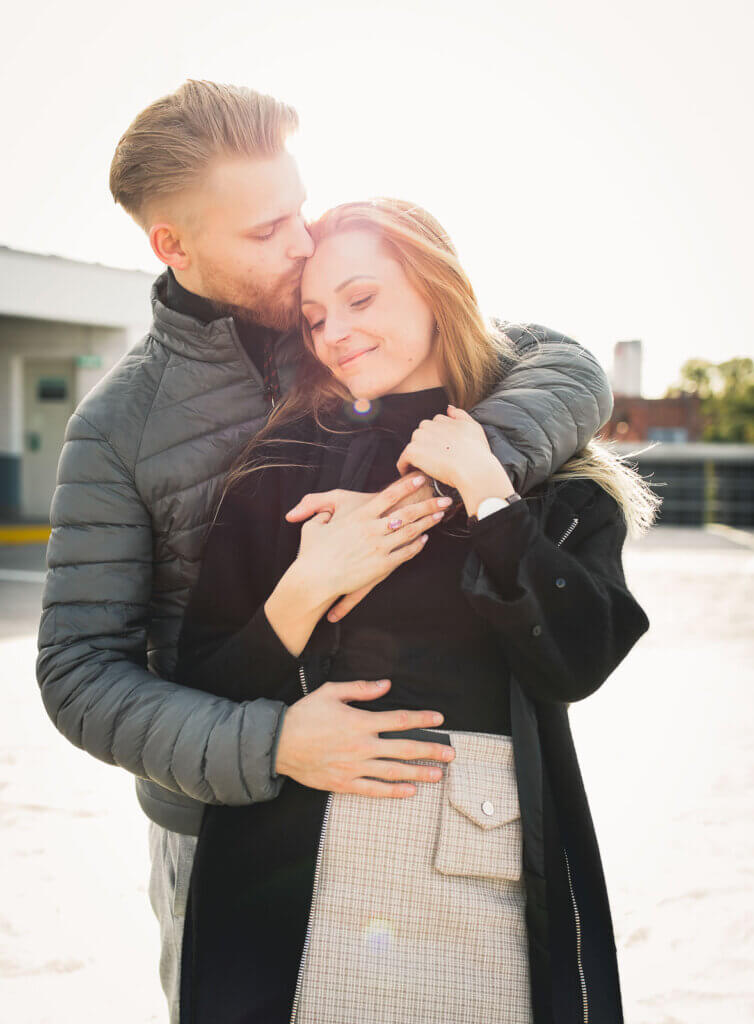 Paar umarmt sich im Sonnenschein| Couple Paar Fotoshooting Hannover Stefffa Fotografie