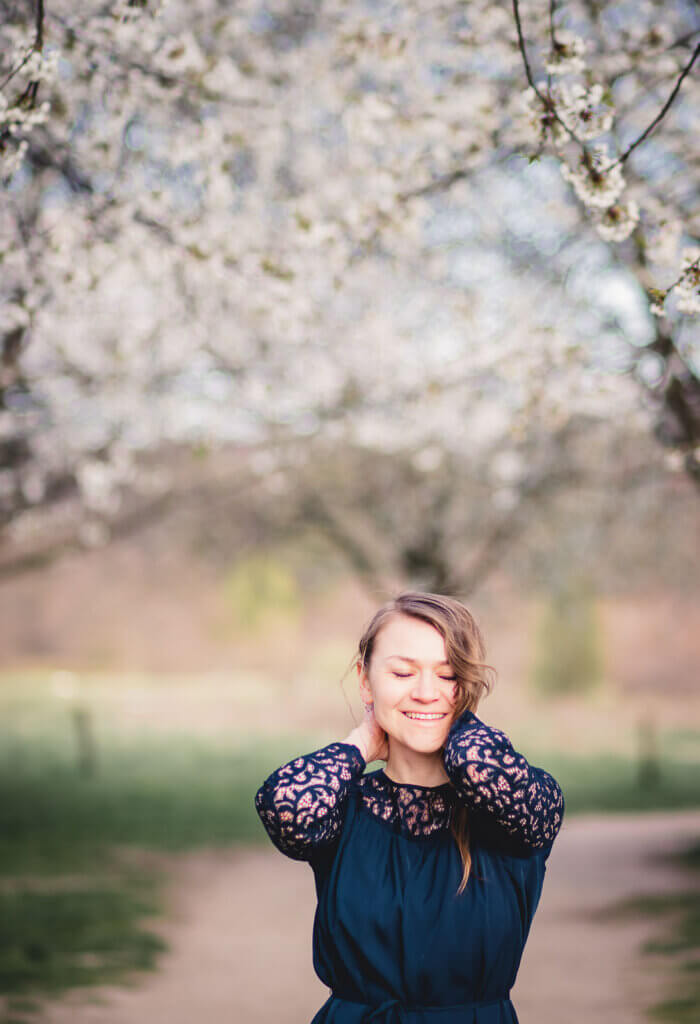 Portrait Fotoshooting im Fruehjahr mit Kirschblueten in Hannover | Portrait Fotograf Stefffa Fotografie